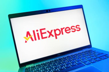 Prag, Çek Cumhuriyeti - 08 01 2025: AliExpress logosunu gösteren dizüstü bilgisayarın yakın görüntüsü. AliExpress, küresel çapta bir alışveriş ürünleri çevrimiçi pazarıdır..