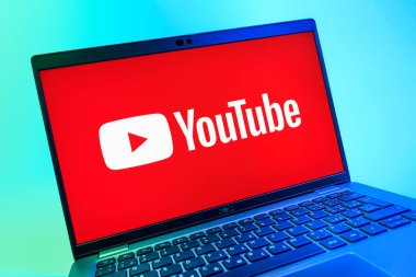 Prag, Çek Cumhuriyeti - 08 01 2025: Youtube logosunu gösteren bir dizüstü bilgisayarın yakından görüntüsü. Youtube dünya çapında videoları izlemek ve paylaşmak için bir platform.