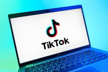 Prag, Çek Cumhuriyeti - 08 01 2025: TikTok logosunu gösteren dizüstü bilgisayarın yakın görüntüsü. TikTok kısa, yaratıcı ve viral video platformu.