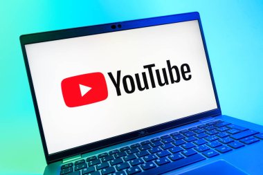 Prag, Çek Cumhuriyeti - 08 01 2025: Youtube logosunu gösteren bir dizüstü bilgisayarın yakından görüntüsü. Youtube dünya çapında videoları izlemek ve paylaşmak için bir platform.