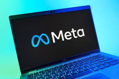 Prag, Çek Cumhuriyeti - 08 01 2025: Meta logosunu gösteren dizüstü bilgisayarın yakın görüntüsü. Meta, Facebook ve Instagram gibi sosyal platformlar sunan bir şirket..