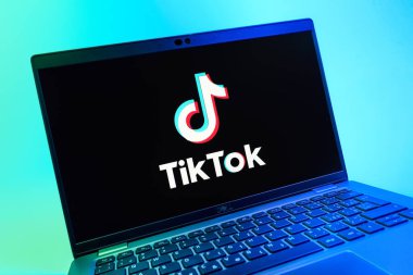 Prag, Çek Cumhuriyeti - 08 01 2025: TikTok logosunu gösteren dizüstü bilgisayarın yakın görüntüsü. TikTok kısa, yaratıcı ve viral video platformu.