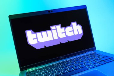 Prag, Çek Cumhuriyeti - 08 01 2025: Twitch logosunu gösteren dizüstü bilgisayarın yakın görüntüsü. Twitch canlı yayın oyunları ve içeriği için bir platformdur.