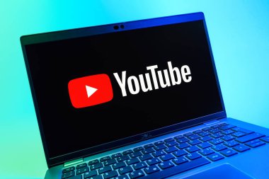 Prag, Çek Cumhuriyeti - 08 01 2025: Youtube logosunu gösteren bir dizüstü bilgisayarın yakından görüntüsü. Youtube dünya çapında videoları izlemek ve paylaşmak için bir platform.