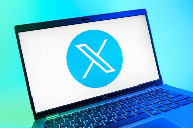 Prag, Çek Cumhuriyeti - 08 01 2025: X logosunu gösteren dizüstü bilgisayarın yakın görüntüsü. X, kısa gönderileri ve güncellemeleri paylaşmak için bir platformdur.