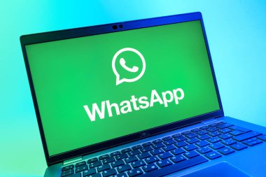 Prag, Çek Cumhuriyeti - 08 01 2025: WhatsApp logosunu gösteren dizüstü bilgisayarın yakın görüntüsü. WhatsApp mesaj, çağrı ve medya göndermek için bir uygulamadır.