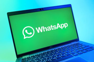 Prag, Çek Cumhuriyeti - 08 01 2025: WhatsApp logosunu gösteren dizüstü bilgisayarın yakın görüntüsü. WhatsApp mesaj, çağrı ve medya göndermek için bir uygulamadır.