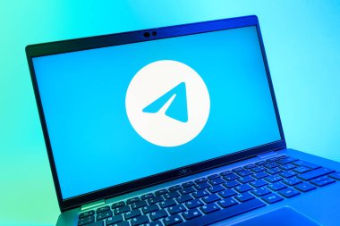 Prag, Çek Cumhuriyeti - 08 01 2025: Telegram logosunu gösteren dizüstü bilgisayarın yakın görüntüsü. Telgraf hızlı ve güvenli iletiler için bir uygulamadır.