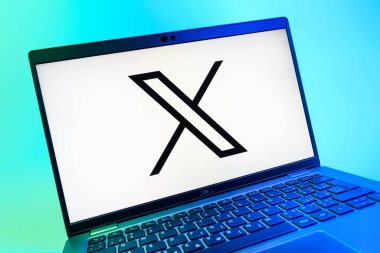 Prag, Çek Cumhuriyeti - 08 01 2025: X logosunu gösteren dizüstü bilgisayarın yakın görüntüsü. X, kısa gönderileri ve güncellemeleri paylaşmak için bir platformdur.