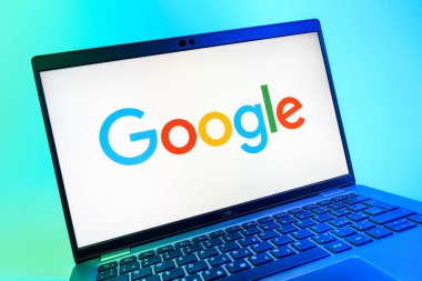 Prag, Çek Cumhuriyeti - 08 01 2025: Google logosunu gösteren dizüstü bilgisayarın yakın görüntüsü. Google bilgi için bir arama motoru ve teknoloji platformudur.