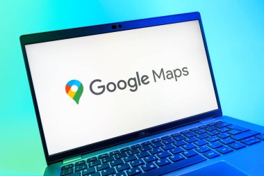Prag, Çek Cumhuriyeti - 08 01 2025: Google Maps logosunu gösteren dizüstü bilgisayarın yakın görüntüsü. Google Maps haritalar, navigasyon ve konum hizmetleri için bir platformdur.