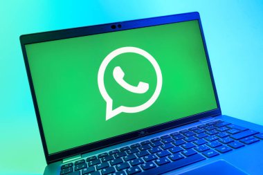 Prag, Çek Cumhuriyeti - 08 01 2025: WhatsApp logosunu gösteren dizüstü bilgisayarın yakın görüntüsü. WhatsApp mesaj, çağrı ve medya göndermek için bir uygulamadır.