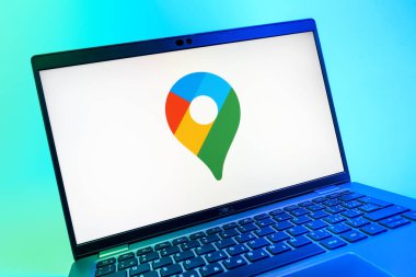 Prag, Çek Cumhuriyeti - 08 01 2025: Google Maps logosunu gösteren dizüstü bilgisayarın yakın görüntüsü. Google Maps haritalar, navigasyon ve konum hizmetleri için bir platformdur.