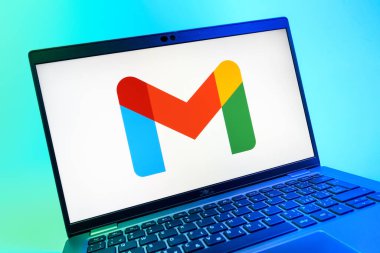 Prag, Çek Cumhuriyeti - 08 01 2025: Google Gmail logosunu gösteren dizüstü bilgisayarın yakın görüntüsü. Google Gmail, mesaj göndermek ve almak için kullanılan bir e-posta servisidir..