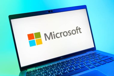 Prag, Çek Cumhuriyeti - 08 01 2025: Microsoft logosunu gösteren dizüstü bilgisayarın yakın görüntüsü. Microsoft yazılım, donanım ve hizmet sunan bir teknoloji şirketidir..