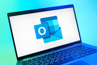 Prag, Çek Cumhuriyeti - 08 01 2025: Outlook logosunu gösteren dizüstü bilgisayarın yakın görüntüsü. Outlook iletileri göndermek ve yönetmek için bir e- posta platformudur.