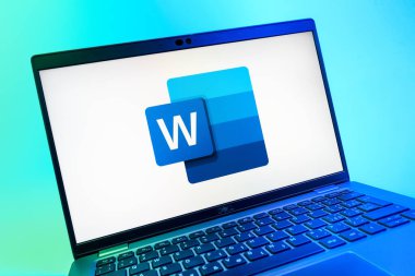 Prag, Çek Cumhuriyeti - 08 01 2025: Word logosunu gösteren dizüstü bilgisayarın yakın görüntüsü. Word belge yaratmak ve düzenlemek için bir yazılımdır..