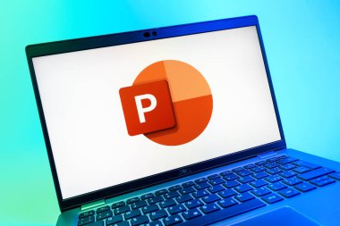 Prag, Çek Cumhuriyeti - 08 01 2025: Powerpoint logosunu gösteren dizüstü bilgisayarın yakın görüntüsü. Powerpoint sunumlar ve slayt gösterileri oluşturmak için bir yazılımdır..
