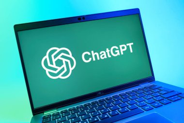 Prag, Çek Cumhuriyeti - 08 01 2025: ChatGPT logosunu gösteren dizüstü bilgisayarın yakın görüntüsü. ChatGPT metin üretmek ve soruları cevaplamak için bir yapay zeka sohbet robotudur..