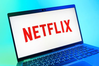 Prag, Çek Cumhuriyeti - 08 01 2025: Netflix logosunu gösteren dizüstü bilgisayarın yakın görüntüsü. Netflix sinema ve televizyon programları için bir yayın platformudur..