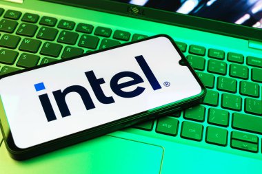 Prag, Çek Cumhuriyeti - 08 01 2025: Bilgisayarın klavyesinde duran bir cep telefonu Intel logosunu gösterir. Intel işlemci ve bilgisayar donanımı üreten bir teknoloji şirketidir..