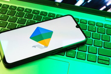 Prag, Çek Cumhuriyeti - 08 01 2025: Dizüstü bilgisayarda bulunan bir cep telefonu Google Family Link logosunu görüntüler. Google Family Link ebeveyn denetimi ve çocuk hesabı yönetimi için bir platformdur.