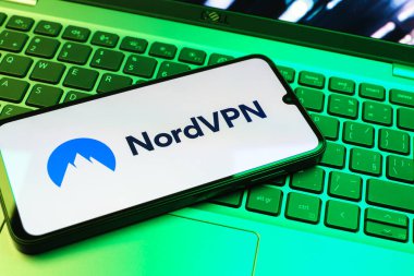 Prag, Çek Cumhuriyeti - 08 01 2025: Klavyede bulunan bir cep telefonu NordVPN logosunu gösteriyor. NordVPN güvenli ve özel internet taraması için bir platformdur.