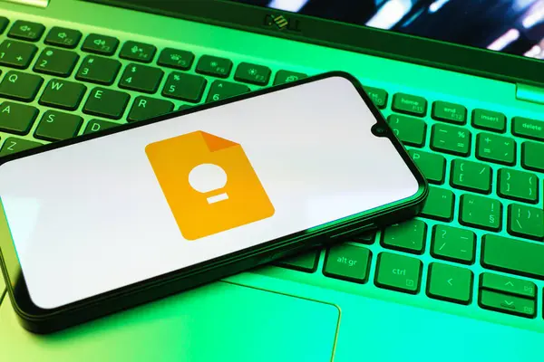 Prag, Çek Cumhuriyeti - 08 01 2025: Dizüstü bilgisayarda bulunan bir cep telefonu Google Keep logosunu görüntüler. Google Keep notlar, listeler ve hatırlatıcılar için bir platformdur.