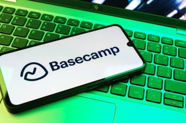 Prag, Çek Cumhuriyeti - 08 01 2025: Bilgisayarın klavyesinde duran bir cep telefonu Basecamp logosunu gösterir. Temel amfi, takım işbirliği ve proje organizasyonu için bir platformdur..