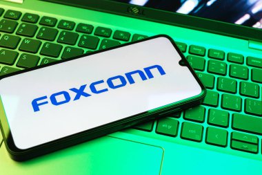 Prag, Çek Cumhuriyeti - 08 01 2025: Klavyede duran bir cep telefonu Foxconn logosunu gösteriyor. Foxconn elektronik ve parça üreten bir şirket..