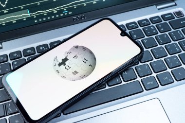 Prag, Çek Cumhuriyeti - 08 18 2025: Klavyede bir cep telefonu Wikipedia logosu görüntüler. Vikipedi çevrimiçi bir ansiklopedidir..