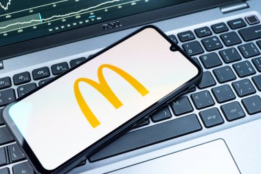 Prag, Çek Cumhuriyeti - 08 18 2025: Klavyede bir cep telefonu McDonalds logosu sergiler. McDonalds hamburger, patates kızartması ve daha fazlası sunan bir fast-food zinciri..