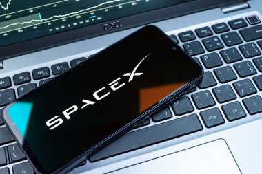 Prag, Çek Cumhuriyeti - 08 18 2025: Klavyede bir cep telefonu SpaceX logosu sergiler. SpaceX uzay keşfi ve roket fırlatmaları için özel bir şirkettir..