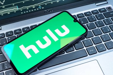 Prag, Çek Cumhuriyeti - 08 18 2025: Klavyede bir cep telefonu Hulu logosu sergiler. Hulu TV şovları, filmler ve canlı TV için bir yayın platformu..