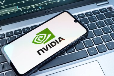 Prag, Çek Cumhuriyeti - 08 18 2025: Klavyede bir cep telefonu NVIDIA logosu sergiler. NVIDIA, GPU ve yapay zeka donanımı alanında uzmanlaşmış bir teknoloji şirketidir..