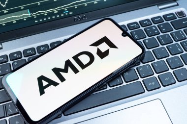 Prag, Çek Cumhuriyeti - 08 18 2025: Klavyede bir cep telefonu AMD logosu sergiler. AMD, işlemci ve işlemci üreten yarı iletken bir şirkettir..