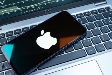 Prag, Çek Cumhuriyeti - 08 18 2025: Bir klavyede bir cep telefonu Apple logosu sergiler. Apple iPhone, bilgisayar ve hizmet üreten bir teknoloji şirketidir..