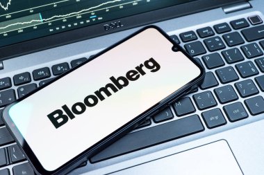 Prag, Çek Cumhuriyeti - 08 18 2025: Klavyede bir cep telefonu Bloomberg logosunu gösteriyor. Bloomberg finansal haberler, veriler ve analizler sağlayan bir şirkettir..