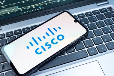 Prag, Çek Cumhuriyeti - 08 18 2025: Klavyede bir cep telefonu Cisco logosunu gösteriyor. Cisco ağ kurma ve iletişim çözümleri sağlayan bir teknoloji şirketi..