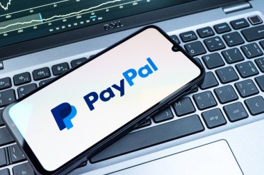 Prag, Çek Cumhuriyeti - 08 18 2025: Klavyede bir cep telefonu PayPal logosu sergiler. PayPal çevrimiçi ödemeler ve para transferleri için bir platformdur.