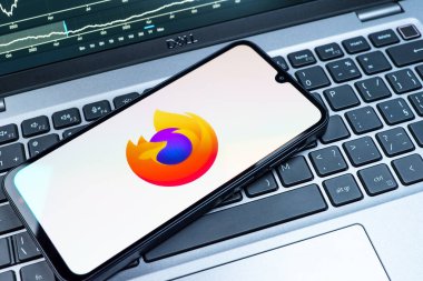 Prag, Çek Cumhuriyeti - 08 18 2025: Klavyede bir cep telefonu Firefox logosu sergiler. Firefox hızlı ve güvenli internet taraması için bir web tarayıcısıdır.