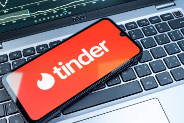 Prag, Çek Cumhuriyeti - 08 18 2025: Tinder logosu klavyede bir cep telefonunda görülüyor. Tinder insanları eşleştirmek ve bağlamak için bir randevu uygulaması.