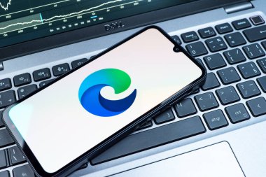 Prag, Çek Cumhuriyeti - 08 18 2025: Klavyede Edge logosunu gösteren bir cep telefonu. Edge, Microsoft tarafından Windows aygıtları için geliştirilen bir web tarayıcısıdır..