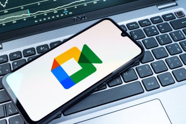 Prag, Çek Cumhuriyeti - 08 18 2025: Google Meet logosunu gösteren bir cep telefonu. Google Meet video toplantıları ve çevrimiçi işbirliği için bir platformdur.