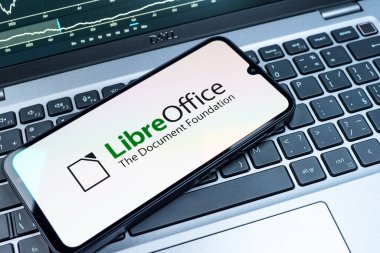 Prag, Çek Cumhuriyeti - 08 18 2025: Klavyede bir cep telefonu LibreOffice logosu sergiler. LibreOffice, dokümanlar, hesap tabloları ve sunumlar oluşturmak için özgür bir yazılım takımıdır..