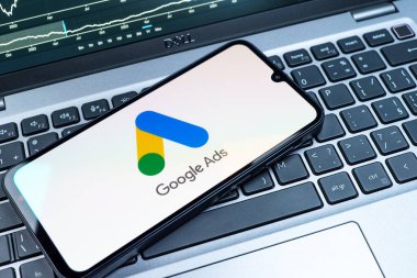 Prag, Çek Cumhuriyeti - 08 18 2025: Bir klavyede bir cep telefonu Google Ads logosu görüntüler. Google Reklamları, çevrimiçi reklamlar yaratmak ve yönetmek için bir platformdur.