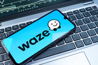 Prag, Çek Cumhuriyeti - 08 18 2025: Klavyede bir cep telefonu Waze logosu sergiler. Waze, gerçek zamanlı trafik ve rota planlaması için bir navigasyon uygulamasıdır..