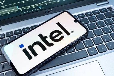 Prag, Çek Cumhuriyeti - 08 18 2025: Klavyede bir cep telefonu Intel logosunu gösterir. Intel işlemci ve bilgisayar donanımı üreten bir teknoloji şirketidir..
