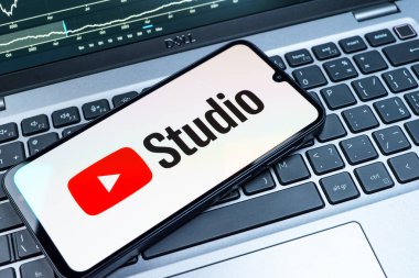 Prag, Çek Cumhuriyeti - 08 18 2025: Klavyede bir cep telefonu Youtube Studio logosu sergiliyor. Youtube Studio YouTube kanallarını yönetmek ve analiz etmek için bir platformdur.