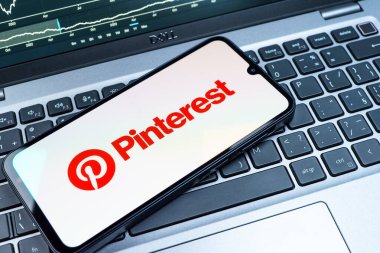 Prag, Çek Cumhuriyeti - 08 18 2025: Klavyede bir cep telefonu Pinterest logosunu gösteriyor. Pinterest fikirleri görsel olarak keşfetmek ve kaydetmek için bir platformdur..